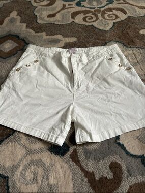 Casual White Bermuda Shorts with Button Pocket Detail